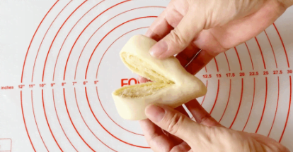 大人小孩都愛吃的軟綿拉絲椰蓉面包,心形造型,簡單易做